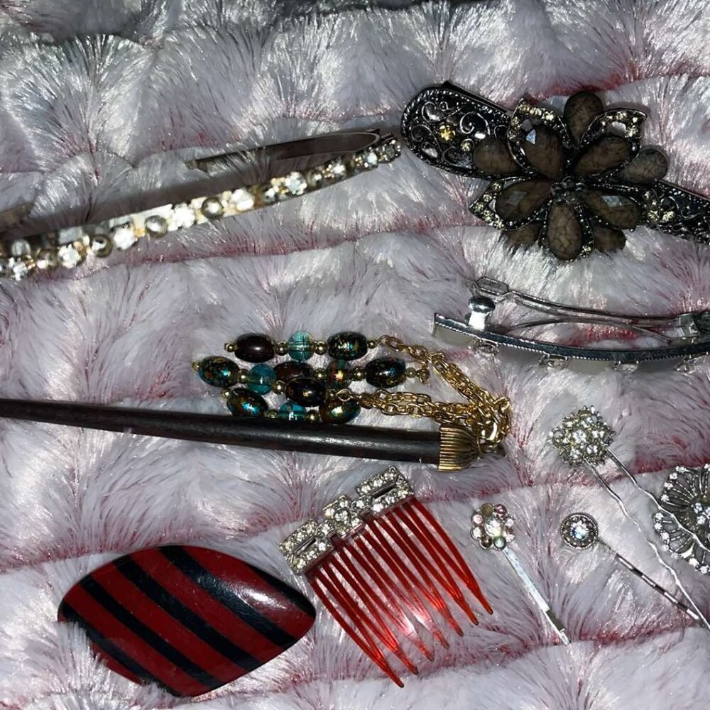 Lot of 12 hair holders